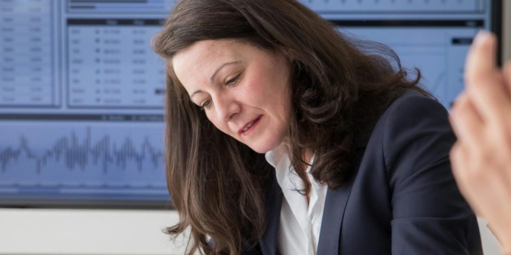 This article explains what data analyst jobs look like in 2026, where AI is now a standard part of analytics and hallucinations are a growing risk. It describes...