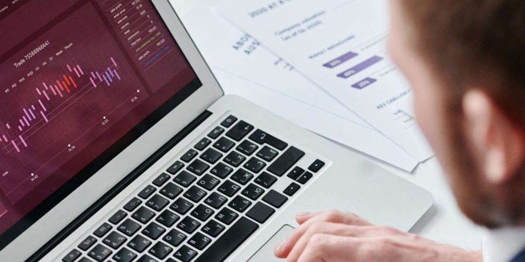 This article explains how to run Google search ads successfully in 2026 by balancing powerful new AI automation with strict data hygiene and human oversight. It...